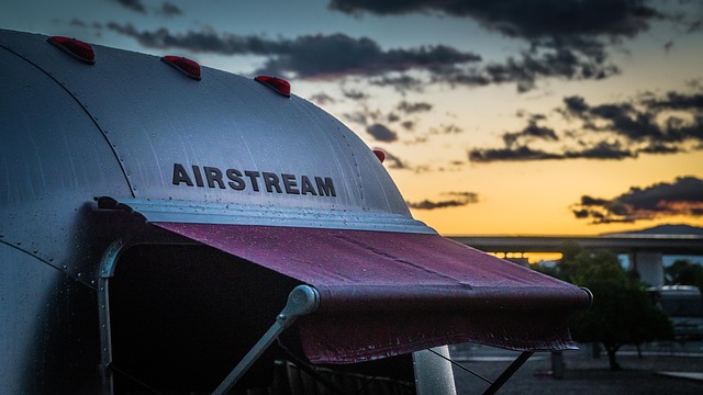 Wohnwagen im Sonnenuntergang